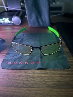 RAZER X GUNNAR bluelight glasögon - Ett par razer bluelight glasögon, perfekt för dig som ska spela i flera timmar eller för dig som inte vill anstränga ögonen med blåttljus innan du ska gå och lägga dig. Dom är använda ytterst få gånger.