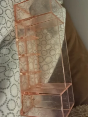  Förvaring  - Praktisk sminkorganiserare i beige transparent plast med flera fack i olika storlekar. Perfekt för att hålla ordning på borstar, pennor och andra skönhetsverktyg. Rektangulär form och stilren design som passar på sminkbordet. köper du den beiga får du med den rosa