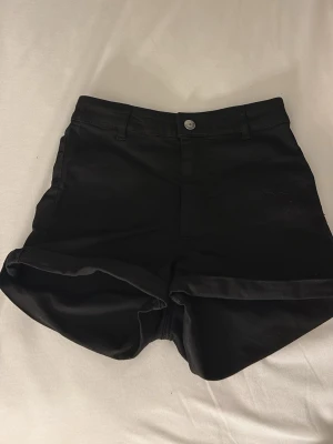 Svarta shorts  - Snygga svarta midwaist shorts och uppvikta benslut. Shortsen är i ett väldigt skönt och stretchigt material. I storlek 36 men passar även 34, inga slitningar!!🖤
