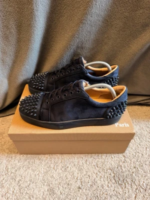 Louboutin Skor - Marinblå Louboutins med nitar || Storlek 41 passar även 41,5 || Box och dustbag medföljer 