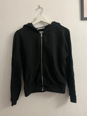 Zip hoodie  - En jättefin zip hoodie, i fint skick förutom lite nopprig.