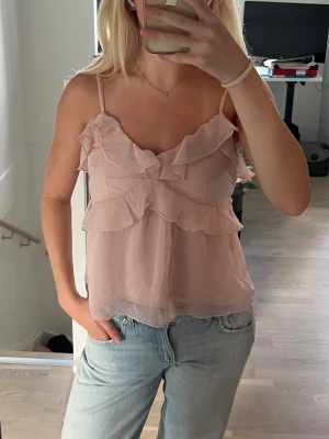 Ljusrosa volang topp - Söt ljusrosa topp med volanger som tyvärr inte kommer till användning, skriv vid frågor!
