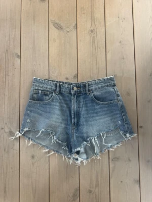 Zara jeans shorts - Garderob utrensning! Säljer billigt för att jag gärna vill bli av med det snabbt 💕 inga skador eller hål på shortsen, knappt använda! 