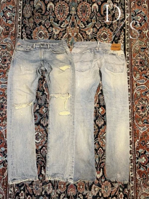 Vintage Ralph Lauren distressed straight fit jeans - Riktigt schyssta jeans som är perfekta nu till sommaren! Dess luftiga passform och slitningar gör dem en riktig sommar favorit! Jeansen står i bra skick med en lagning i baksida lår Midja:43cm Längd:106cm Benöppning:19cm