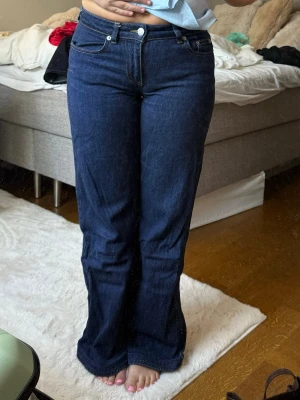 Mörkblå raka jeans med låg midja - Säljer desa mörkblåa jeans från NAKD i bra skick. Är i strl 32 men passar mig som brukar ha 34-36