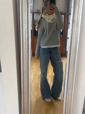 Baggyjeans - Säljer mina blåa baggy jeans från Gina Young. Knappt använda, väldigt snygga och är i storlek 164. Jag är 172. Pris går att diskutera. 