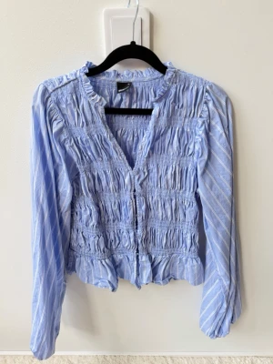 Blus från Gina Tricot - Blus från ginatricot i fin blå färg med vita ränder