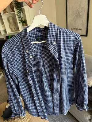 Blårutig skjorta från Ralph Lauren - Blårutig skjorta från Ralph Lauren, storlek S, köpt i New York 