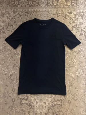 Under Armour Tshirt - Mängdrabatt finns! Ju fler plagg du köper, desto bättre pris kan jag ge!