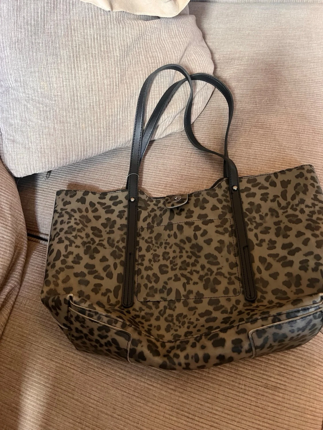 Leopardmönstrad handväska med svarta handtag - 1