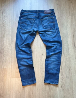 G-Star Raw Jeans - Str 34/32 👖🔥 - Snygga G-Star RAW jeans i storlek 34/32. Klassisk modell som passar perfekt till både vardag och lite mer uppklädda outfits. 📏 Storlek: 34/32 📦 Skick: Bra begagnat skick 💬 Hör gärna av dig vid frågor eller om du vill ha fler bilder!
