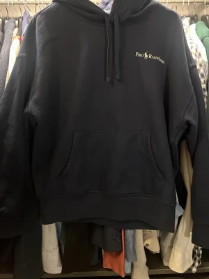 Mörkblå hoodie från Polo Ralph Lauren - Snygg mörkblå hoodie från Polo Ralph Lauren, storlek m. Hör av dig om du har några funderingar eller vill ha fler bilder, skickar samma dag som köp.