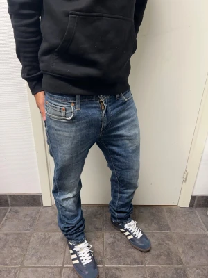 Levi’s jeans 502 - Snygga jeans från Levi’s o storlek 30/32. Mycket bra skick. Modell: 502. A=38,5CM B=100CM C=17CM. Modellen är 173cm, 64kg. Pris kan diskuteras!!