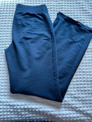 Mörkblå byxor -  snygga mörkblåa byxor som är mid waist, men går att vika ner till low waist. De kom med ett snöre som jag råkat tappa bort. Men jag säljer dem eftersom att jag har tröttnat på dem då jag har haft dem länge och använt dem ett par gånger. 