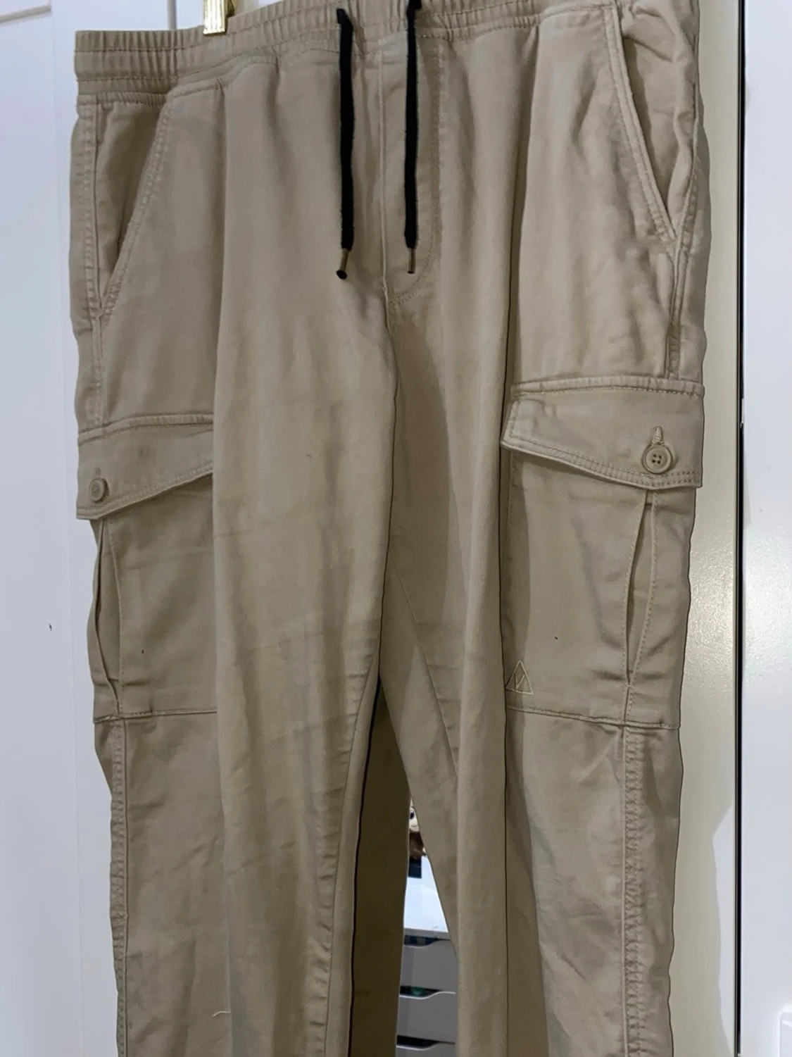 Beige cargobyxor med dragsko - 1
