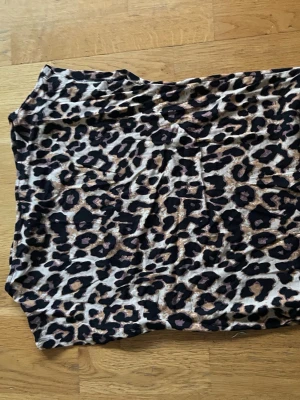 leopard tröja  - Jag säger en leopard tröja som är rak upptill och utan ärmar. Jätte skönt material 