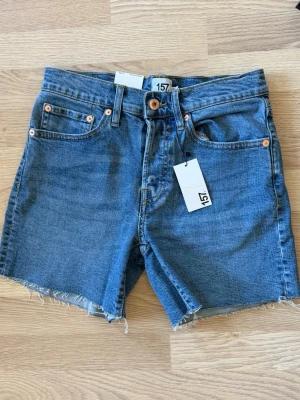 Denimshorts - En par mörkblåa jeans shorts från lager 157. Aldrig använt med lapp kvar.