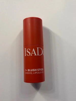 IsaDora Blush Stick rödrosa - Krämrouge i stickformat från IsaDora i färgen 44 coral rose, en rödrosa nyans. Enkel att applicera direkt på kinder, läppar och ögon. Kompakt och smidig för necessären, med rundad topp för mjuk applicering. Plastförpackning i matchande färg 💕