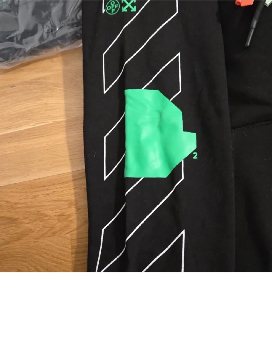 Svart hoodie med grönt tryck - 4