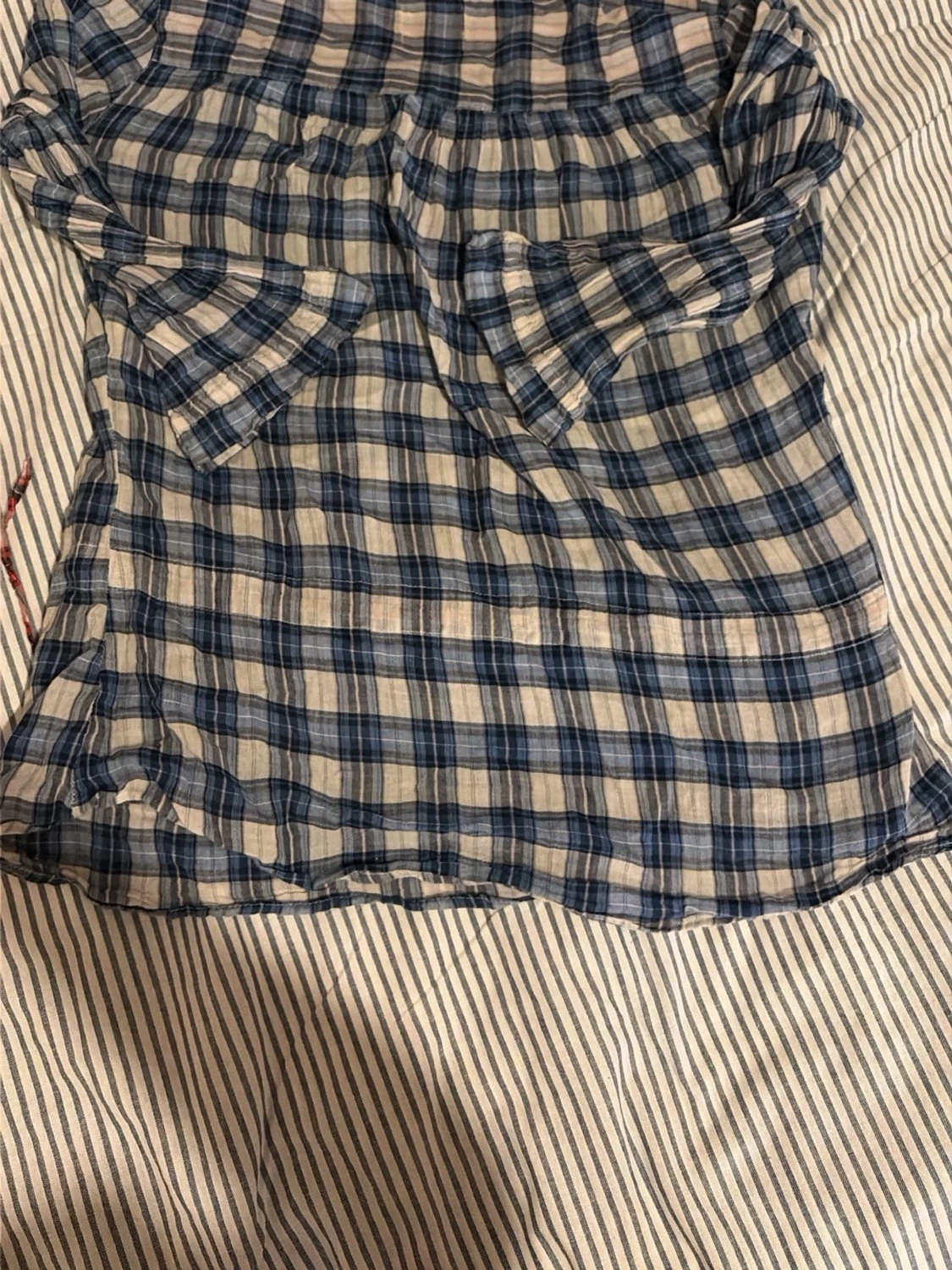Blårutig blus med broderi och knappar - 1