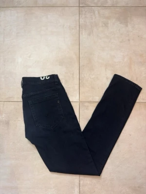 Dondup George  - HELT NYA Dondup George Slim fit Jeans. Storlek 30. Dem är Mörk blåa med lite nyans av svart. Skriv vid fler frågor.