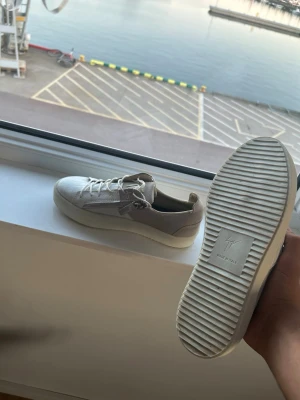 Giuseppe zanotti skor - Storlek: 40-41                                                                                Skick: 9,5/10                                                                            ingår: endast skorna                                                                     nypris: ca 7000kr                                                                             100% autentiska                                                      Tar emot bud men endast seriösa köpare😁