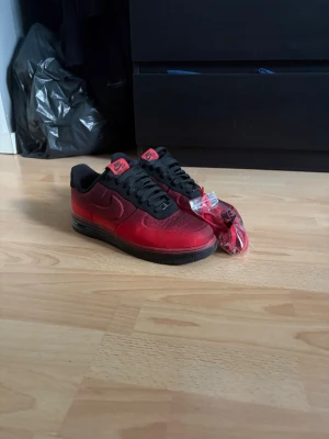 Nike Air Force 1 VT Mesh  röd/svart sneakers - Säljer dessa unika skor som inte säljs längre! Använts 1 gång bara för att testa storleken! Passar mig inte bra därför ja säljer dessa då jag har haft den legat ett tag! dessa skor säljs inte längre o i 10/10 skick så går dom för ungefär 3000kr med orginal låda. Priset går absolut att diskutera! Orginalbox tillkommer och även röda snören till skorna! Skorna är väldigt limiterade och kommer bara växa i pris men ja känner att jag inte har någon nytta av att behålla dem! Skriv till mig för frågor!😁