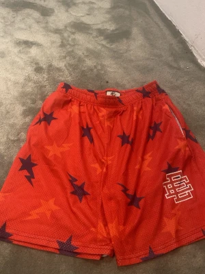 Röda Eric Emanuel shorts - Basketshorts från Eric Emanuel som är väldigt lätta och snygga passar också att bara ha på sommar annars bra basketshorts