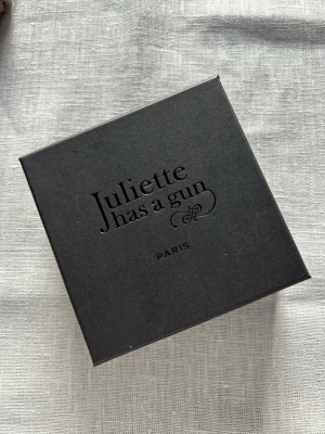 Juliette Has a Gun Vanilla Vibes parfym - Säljer en Juliette Has a Gun Vanilla Vibes parfym i en snygg blå glasflaska med silverfärgat lock. Flaskan kommer i en elegant svart ask med märkets logga på locket. Perfekt för dig som gillar unika dofter och stilren design.