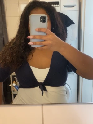 Diy bolero topp - Mörkblå diy bolero topp. Perfekt till stranden eller för outfit layering! Bekväm och lagom varm !