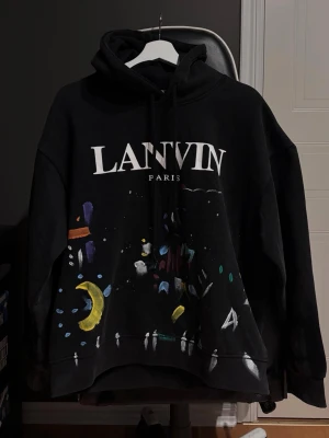 Lanvin Paris hoodie - Helt ny med pris lapp. Storlek L sitter som en M. Jag är 180 väger 70kg och den sitter bra på mig. Om det saknas bilder så är de bara och höra av sig. Fraktar inom 1-3 dagar. Priset kan diskuteras!!