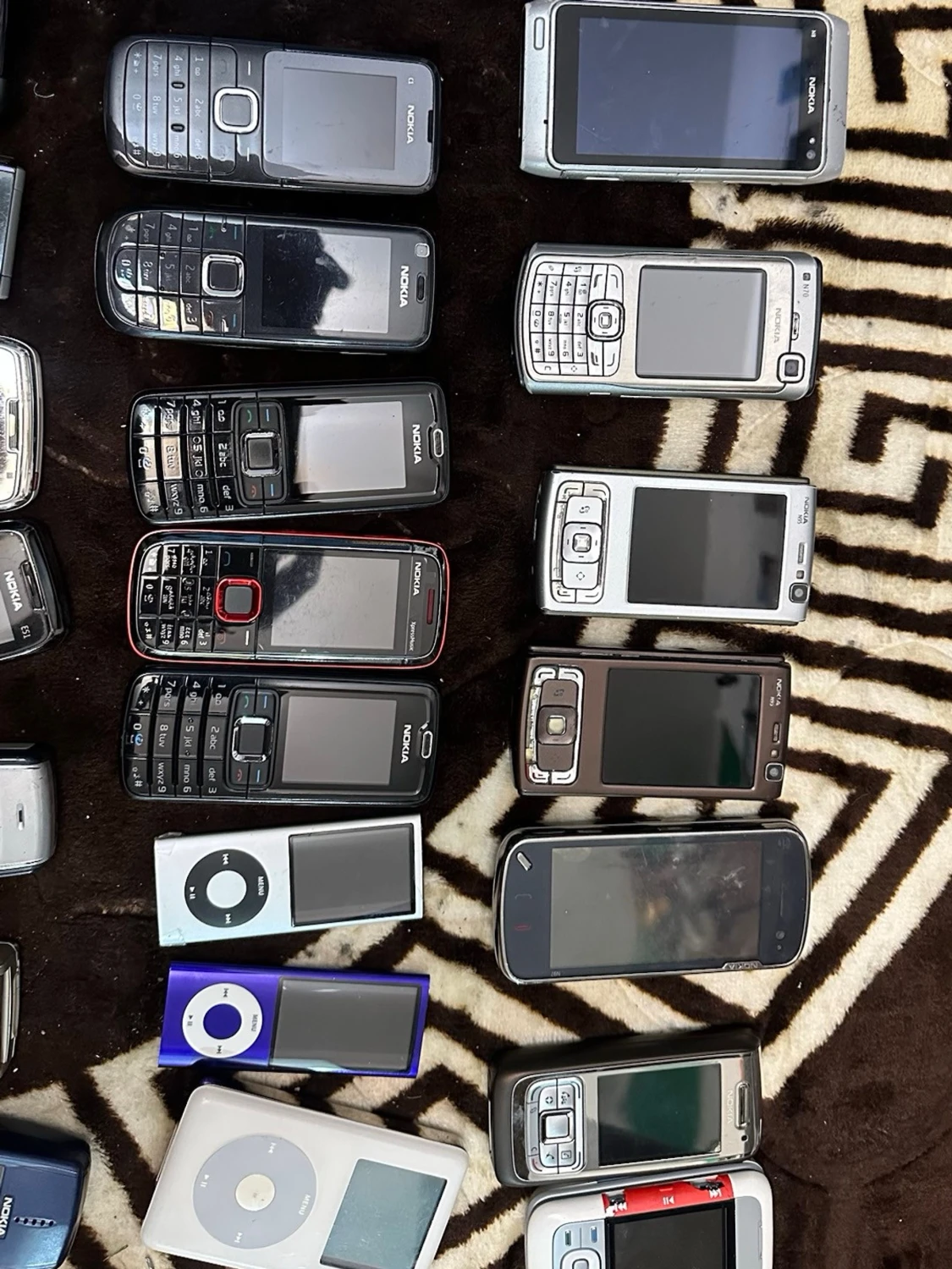 Samling av äldre 51 mobiltelefoner  - 2
