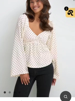 Prickig blus - Vit/gul blus med polka dots från Gina Young storlek 170.  Helt ny utan lappar använd endast när jag testade. 