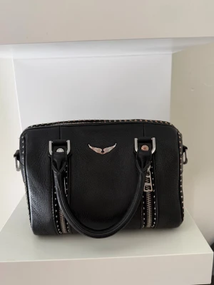 Zadig Voltaire väska - Svart Zadig väska,super fin men kommer tyvärr inte till användning längre så skulle vilja se vad jag kan få för den. Super fint skick och inte mycket använd💕💕