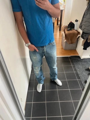 Dondup jeans - Dondup 100% Pure Indigo Denim med galet feta slitningar!  W34 men skulle säga runt W32-33  Om du har några funderingar så är det bara att kontakta mig så hjälper jag dig att besvara dina frågor!! 🍾🍾  Mått: Längd = 95 cm Innerbenslängd = 81 cm Midja = 42,5 cm Omkrets för midja = 85 cm Benöppning = 17 cm Omkrets för benöppning = 34 cm  Kategori: Raka jeans Varumärke: DonDup Storlek: 50 | W34 Skick: Mycket bra Material: Bomull