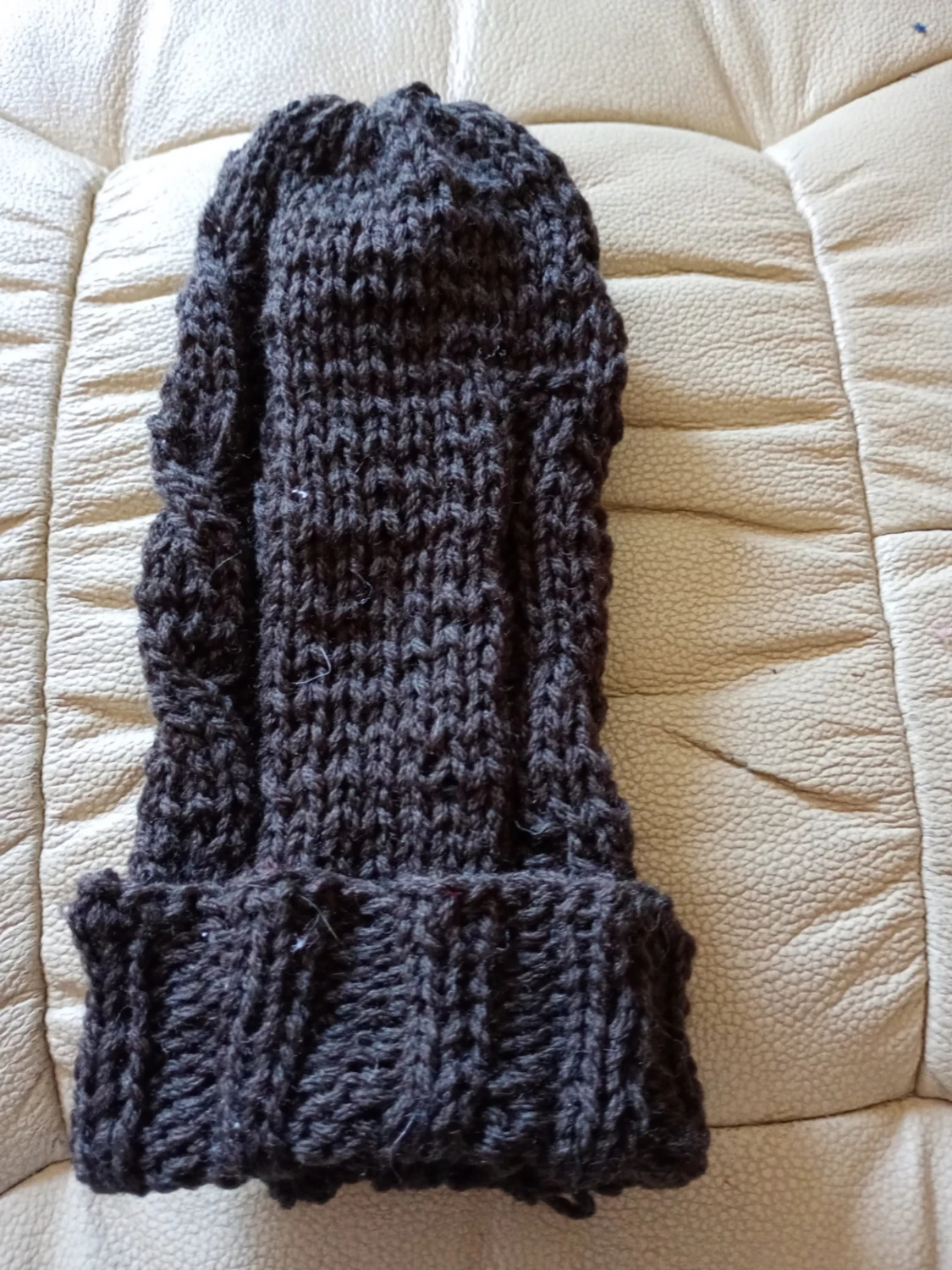 Mörkbrun stickad mössa - 1