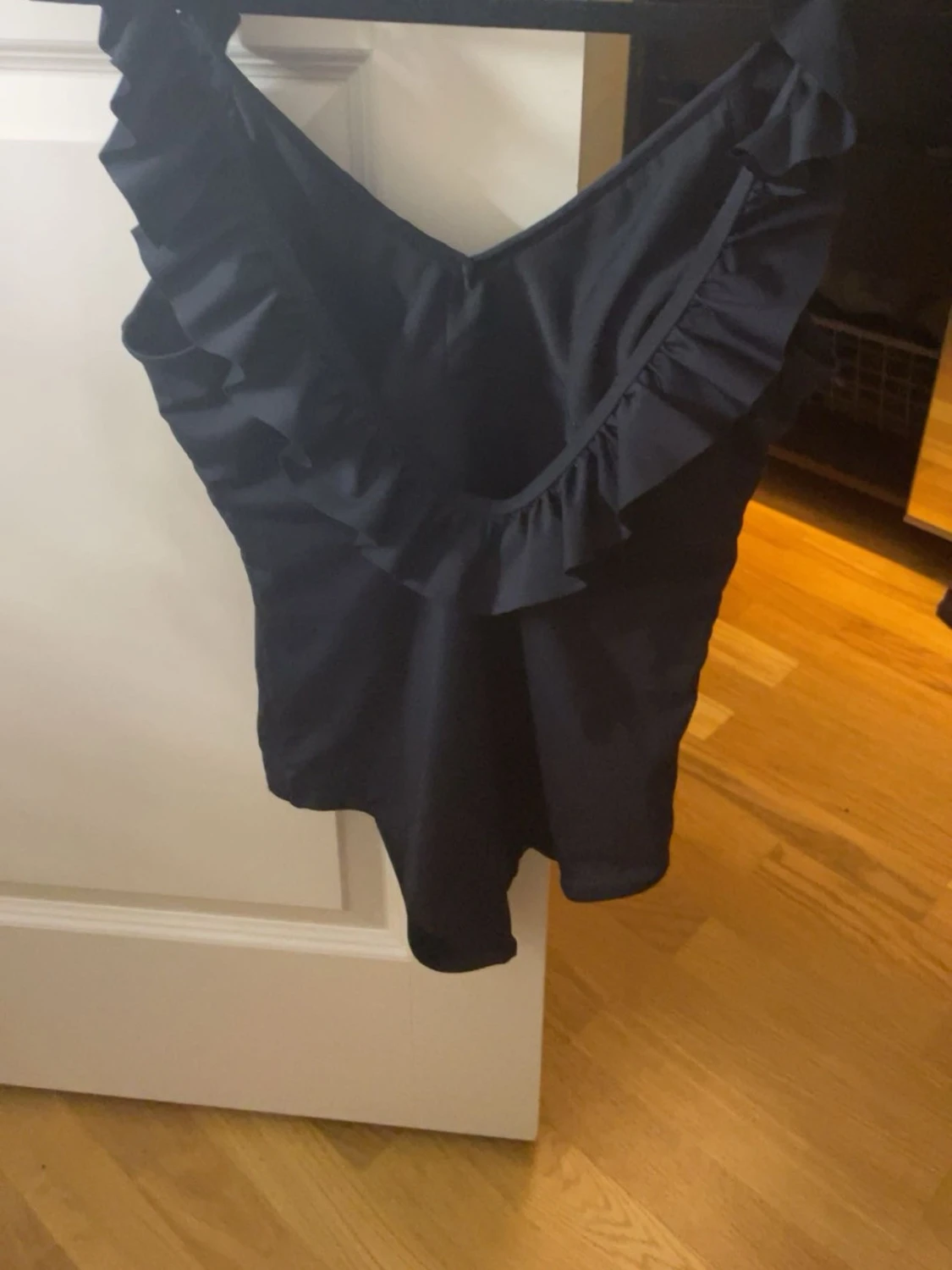 Svart baddräkt med volang, padding - 1