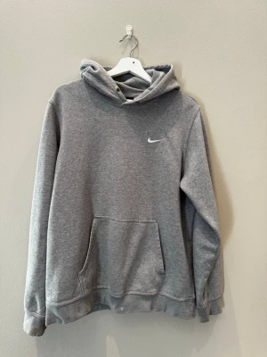 Grå hoodie från Nike - Säljer en chill o skön hoodie från Nike som passar till en vardags outfit eller till gymmet✌️ vid frågor eller funderingar är det bara att höra av sig😁