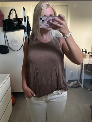 Brun ärmlös linnetopp - Brunt långt linne💕