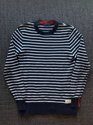 Scotch & soda tröja ~ vintage  - Scotch & Soda tröja marinblå/vit randig | st M | Snygg randig tröja i marinblå och vit färg. Sällsynt och eftertraktad vintage modell som produceras ej längre och går knappt att få tag på. Vintage 2000’s modell. Perfekt nu till sensommaren/hösten 🏄 Kan även gå ner lite i pris vid snabb affär!