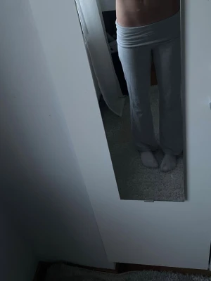 Grå yoga pants från Cubus - Säljer ett par gråa populära yoga pants med utsvängda ben. Byxorna har en enkel och clean look, perfekta för chill dagar hemma eller när du vill vara bekväm. Tillverkade i mjukt material som känns skönt mot huden.   Pris kan diskuteras💗