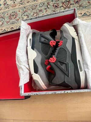 Air Jordan 4 sneakers - Köpa i Jordan butiken i Dubai mall. Snygga Air Jordan 4 sneakers i grått med svarta och röda detaljer. Säljer pgd av dem ej kommer till användning längre. Dem är i storlek 40 och är sparsamt använda. Till kommer med extra skosnören i röd färg som aldrig kommit till användning plus ett klistermärke 