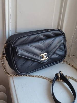 Svart axelväska med kedja kamera väska camera bag Y2K  - Absolut snyggaste väskan som i princip är oanvänd och mycket läcker 