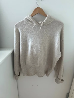 Beige stickad hoodie  Storlek  170 - Tröja från Gina Young . Nytt skick ! Bud till 100kr ! Köp gärna 💕💕 om ni har nån fråga skriv