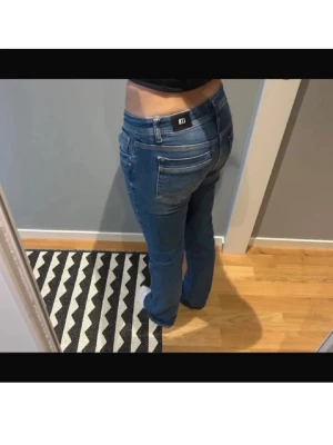 LTB bootcut jeans  - Snygga blå bootcut jeans  med klassisk femficksdesign och normalhög midja. Jeansen har en lätt utsvängd passform nedtill och är tillverkade i ett mjukt denimtyg som sitter bekvämt. Perfekta för en avslappnad och trendig look.