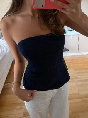 Jeans topp - Perfekt till ett par snygg jeans! Säljer då den blivit för liten (därav att dragkedjan inte gått upp hela vägen). Storlek xs❣️