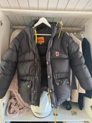 Fjällräven jacka - Fjällräven jacka i storlek xxxs men passar xs-s💕 Köpt på Vinted, men behöver sälja den vidare då den tyvärr inte passade mig.  Väldigt fint skick bara en lagning på ena armen som knappt syns😇 (Lånade bilder från den jag köpte utav) 