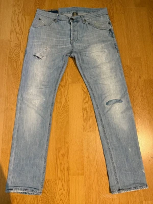 Dondup jeans  - Säljer dessa Dondup Jeans som har en riktigt skön tvätt och passar bra med en lite ljusare outfit, dom är i storlek 32 men de sitter mer som 29 30 och dom är uppsydda i längden så de passar ngn söm är 160 till 175, dom har ett litet hål vid skrevet men det är inga stora konstigheter. Hör gärna av er vid prisförslag eller funderingar🤝