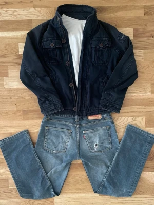 Abercrombie & Fitch Jacka HERR - Mörkblå jacka från Abercrombie. Storlek L KIDS på etiketten, skulle säga att den passar som XS. Jackan har flera praktiska fickor och fodrad insida. Fint begagnat skick. Mått finns med i bilderna.
