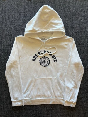 Abercrombie & fitch hoodie ~ sällsynt  - Den är large men sitter som en small/medium. Har ni en fråga är der bara ett fråga!😁
